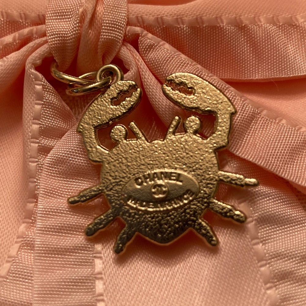 Chanel Fashion charm, pendant, zip pull on A beautiful bow! Adorable crab! - Picture 3 of 9